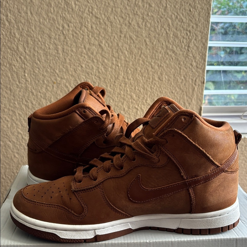 Women’s Nike Dunk Premium
Pecan/White